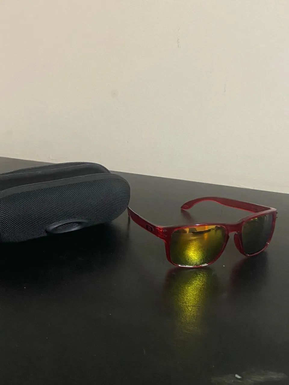 Óculos Oakley com case em excelente estado.
