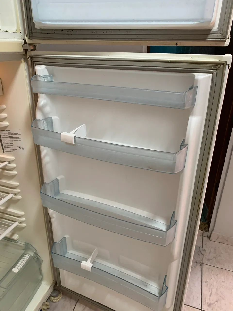 Vendo geladeira completinha com todos os acessórios e bem conservada