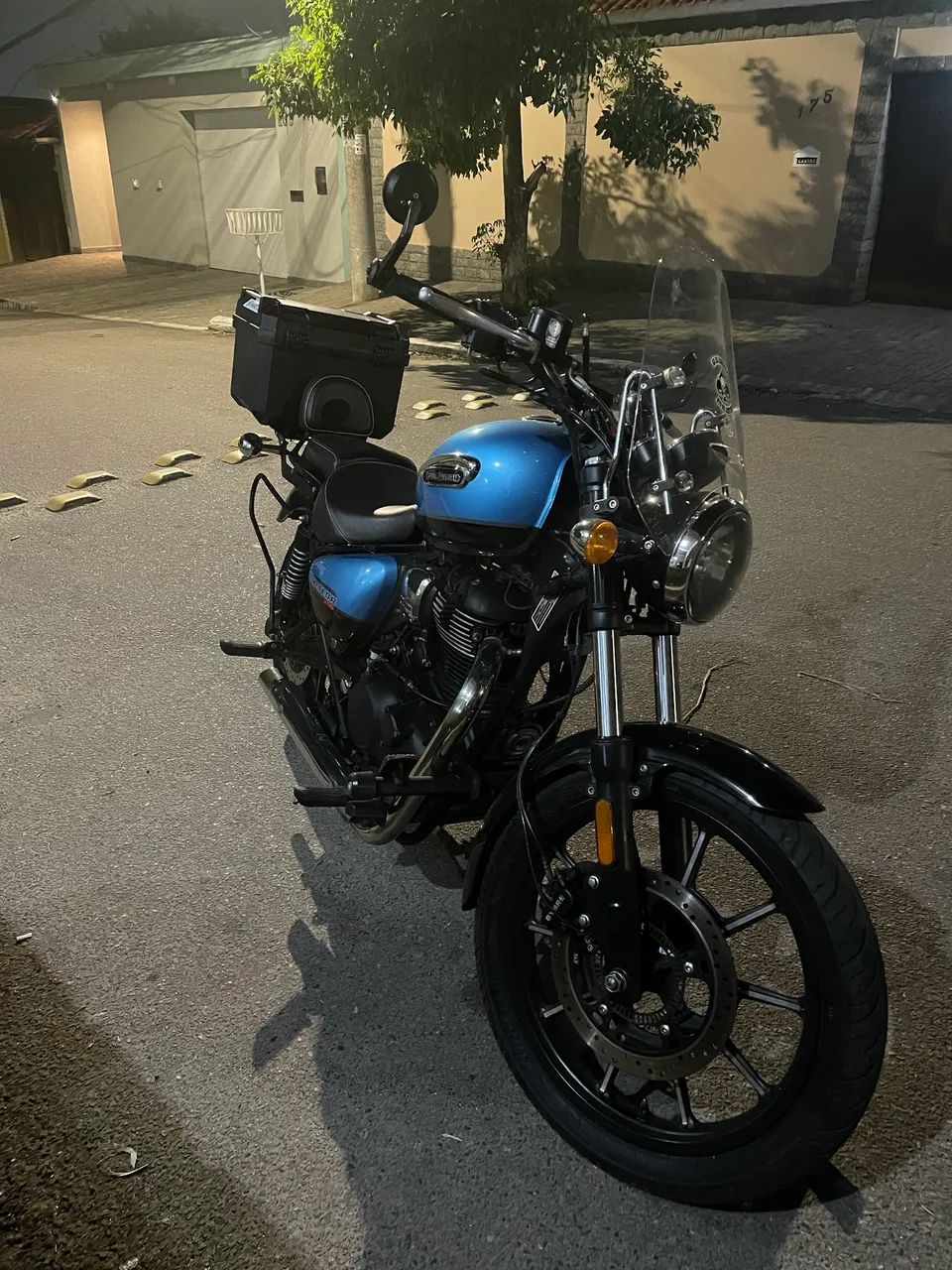 Moto bem cuidada com acessórios 