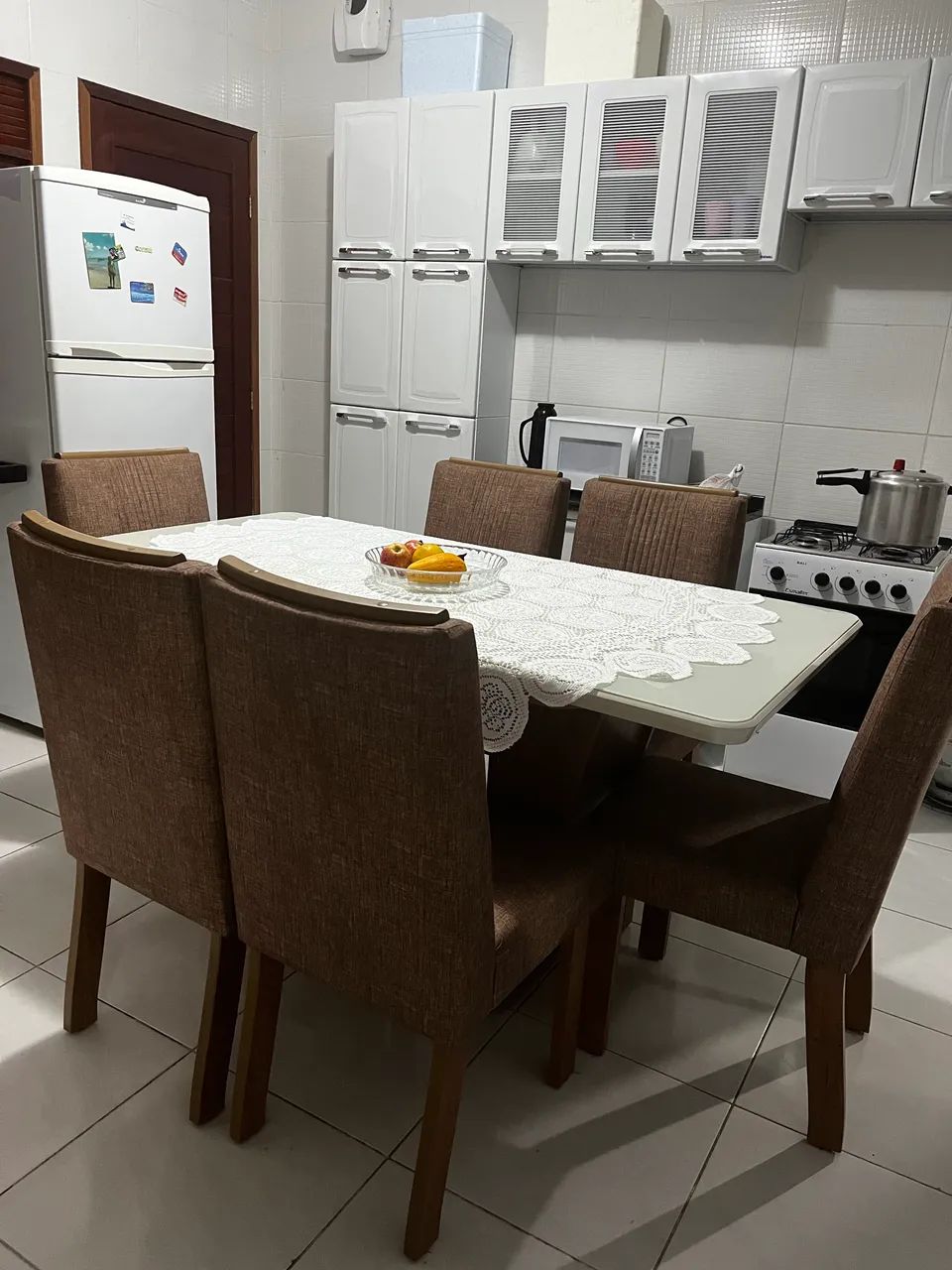 Vendo mesa de jantar de 6 cadeiras