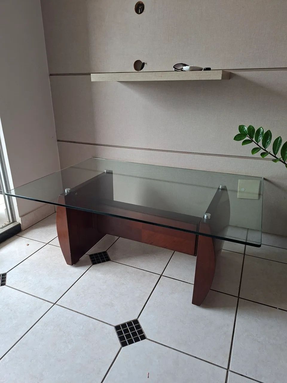 CONJUNTO SOFÁ DE COURO E MESA  DE CENTRO - Foto 3