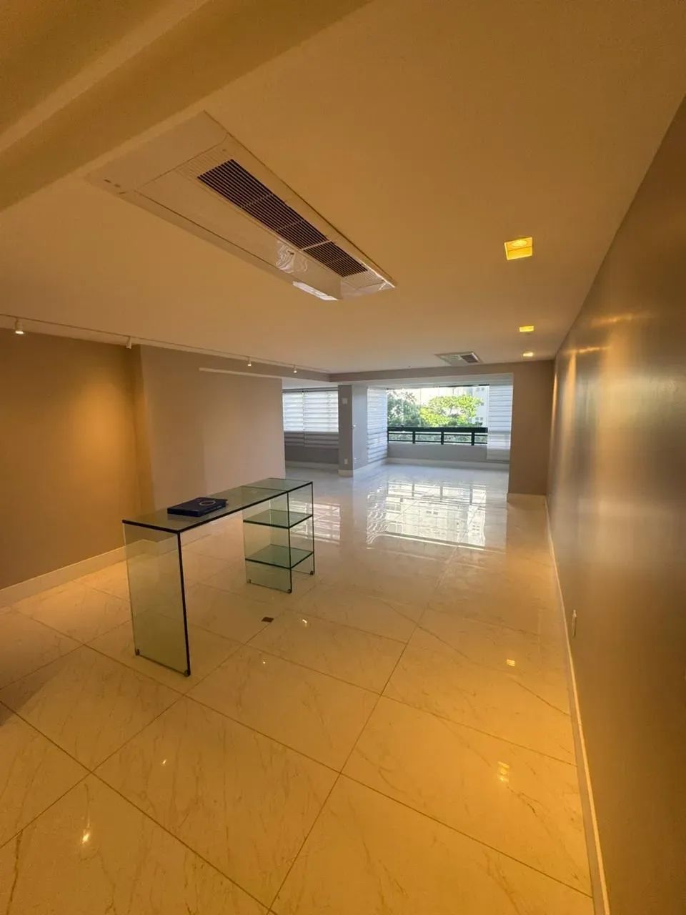 Alugo lindo apartamento na navegantes 180 m2 3 quartos com dependência de funcionária.