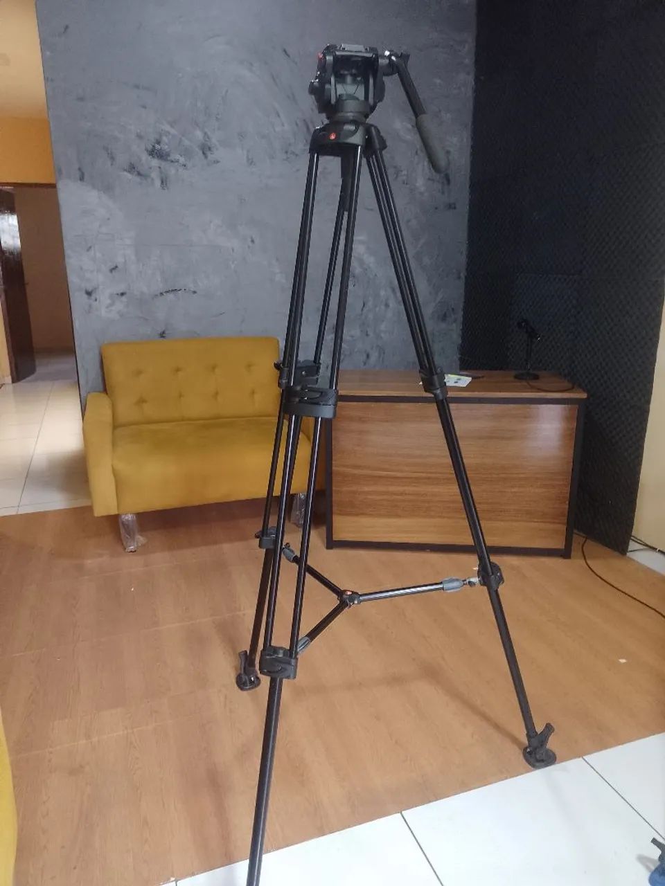Tripé Manfrotto 546b com cabeça hidráulica  - Foto 2