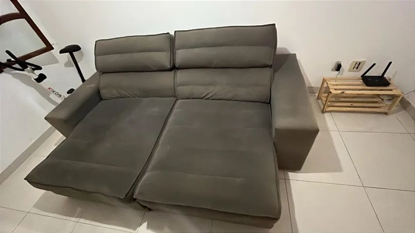 Sofá 3 lugares retrátil e inclinável em suede cinza - Foto 3