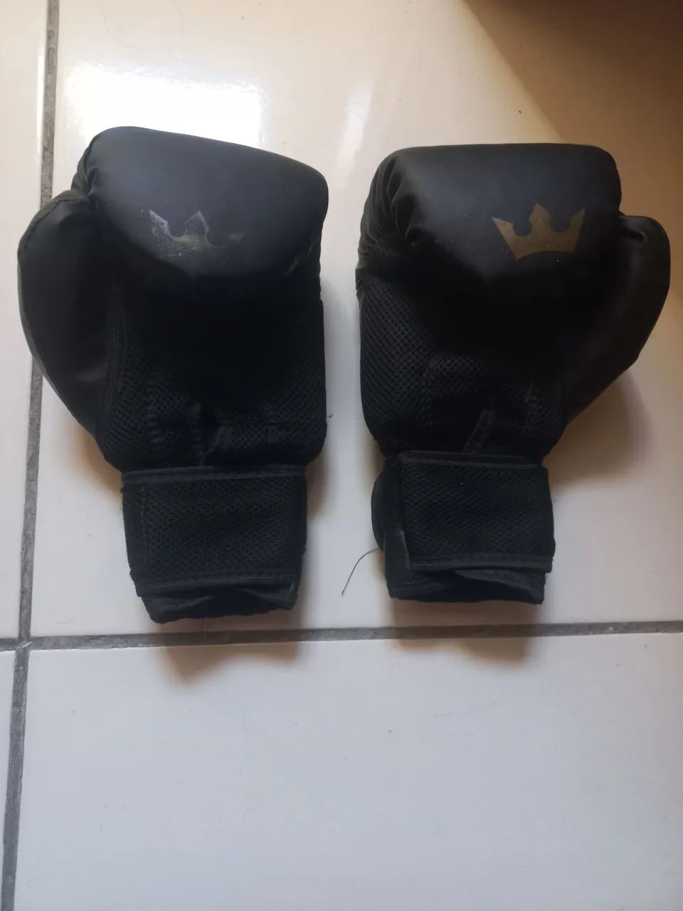 Vendo par de luvas de muay thai e bandagem - Foto 2