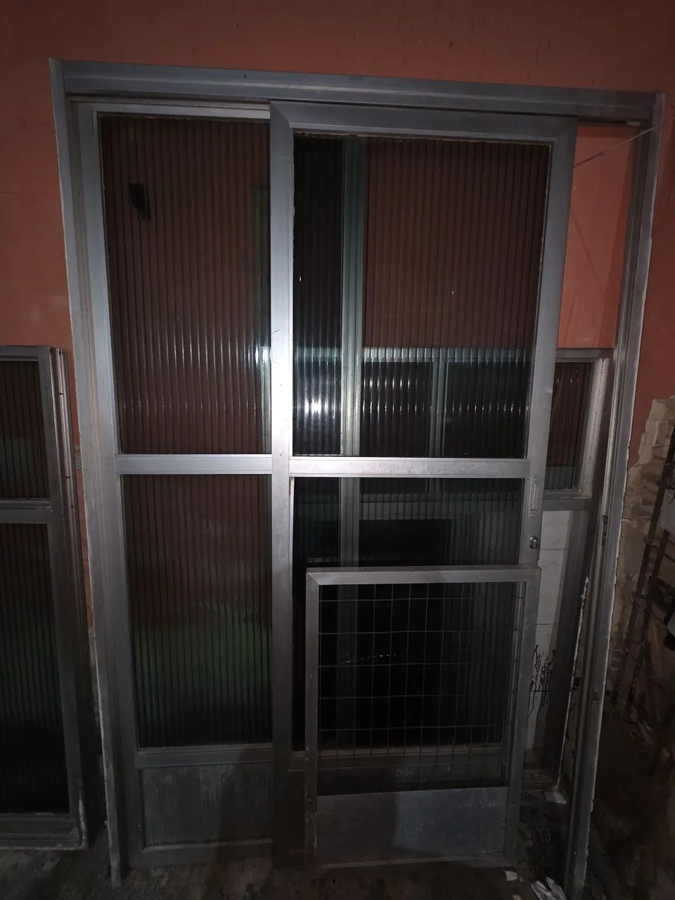 1 porta e 2 janelas de correr de alumínio com vidros canelado semi escuro.  - Foto 6