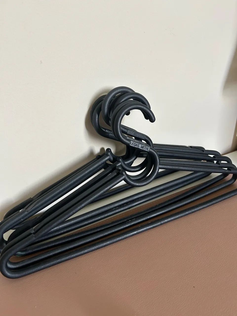 Cabides Plástico Preto - Kits com 100 e 200 Unidades - Foto 2