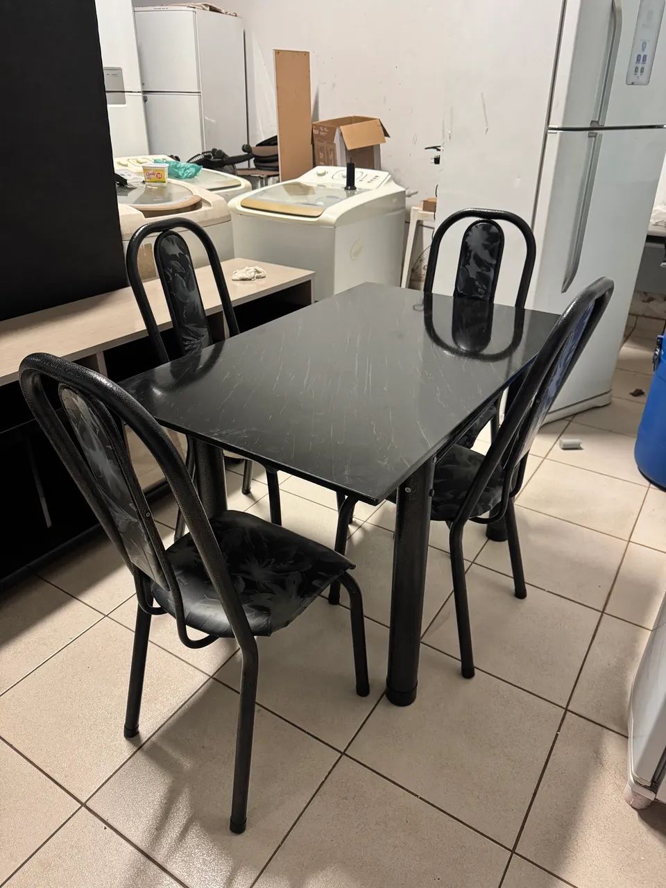 Mesa com 4 cadeiras 