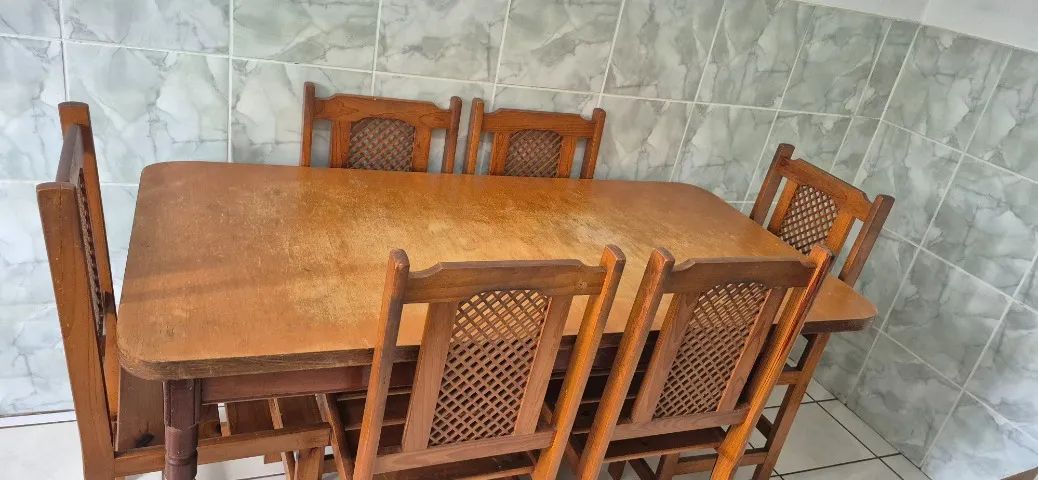 Mesa de madeira com 6 cadeiras