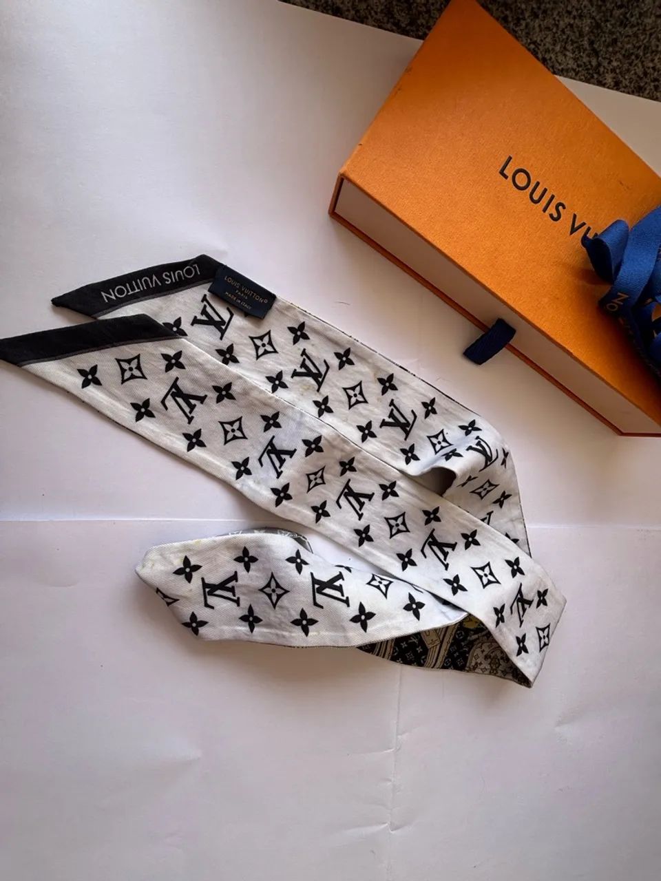 Bandeau Louis Vuitton Silk Trunk Monogram Grey/Black - Foto 4