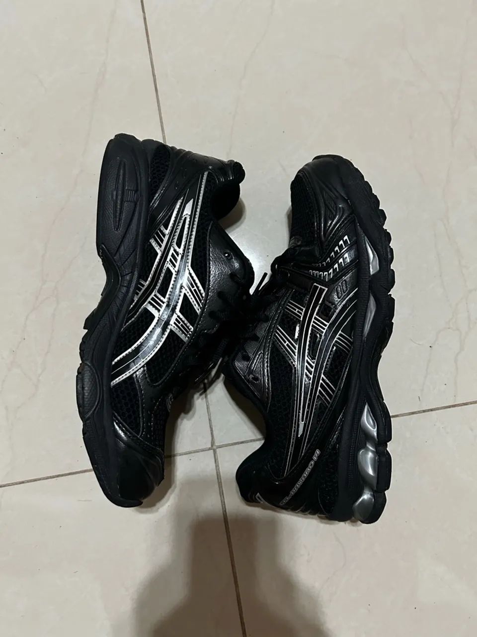 kayano 14 black metalic - Foto 2