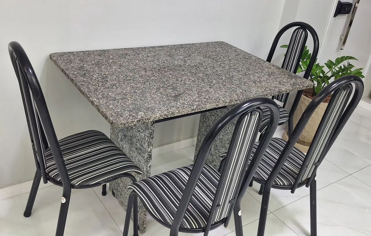 Mesa de Mármore com 04 cadeiras - Foto 5
