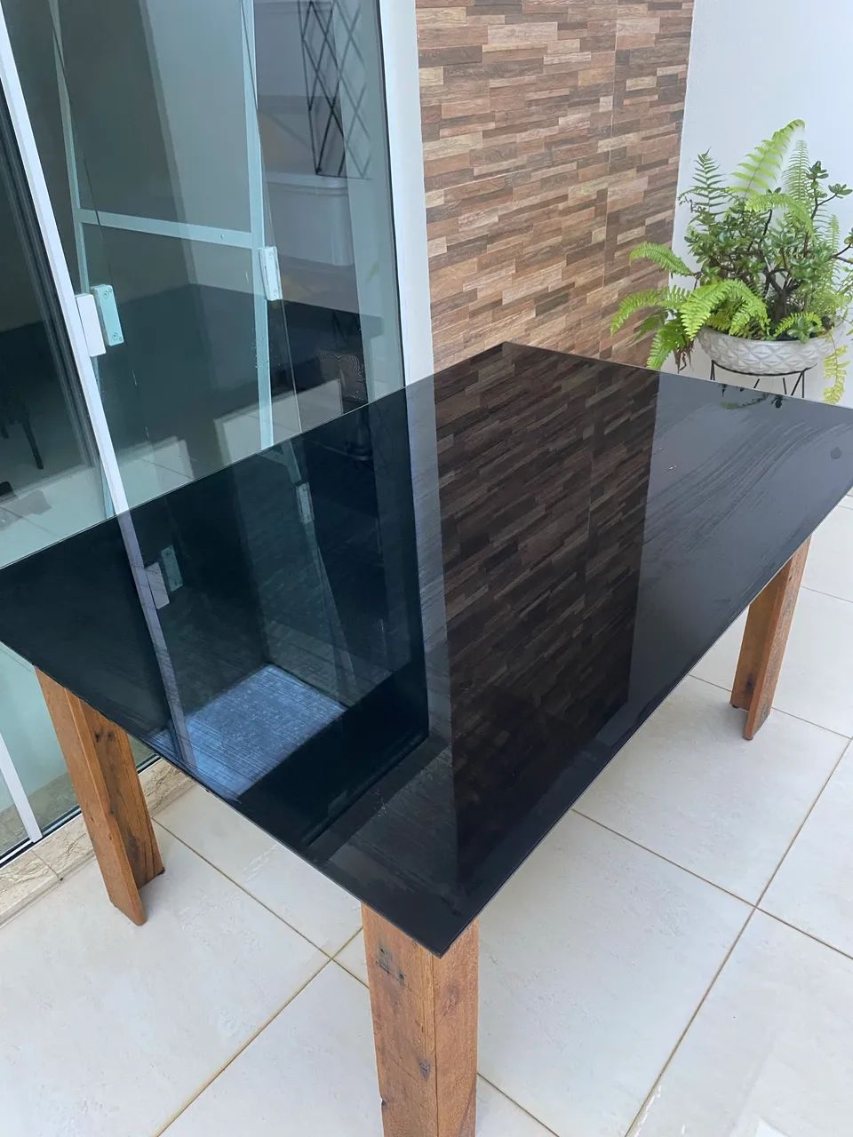Vendo mesa pés de madeira e tampo de vidro  - Foto 3