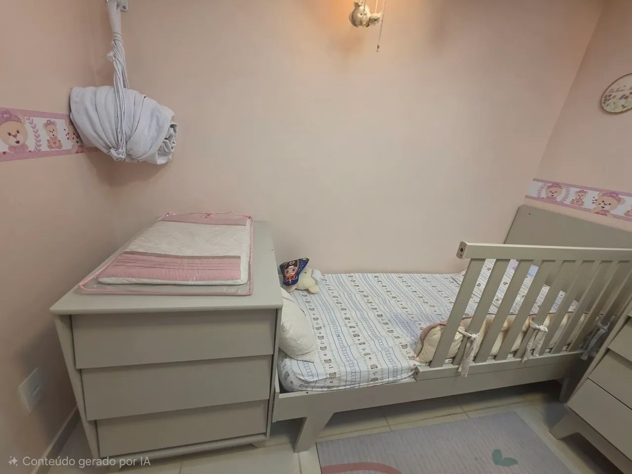 Berço infantil que vira cama e cômoda 
