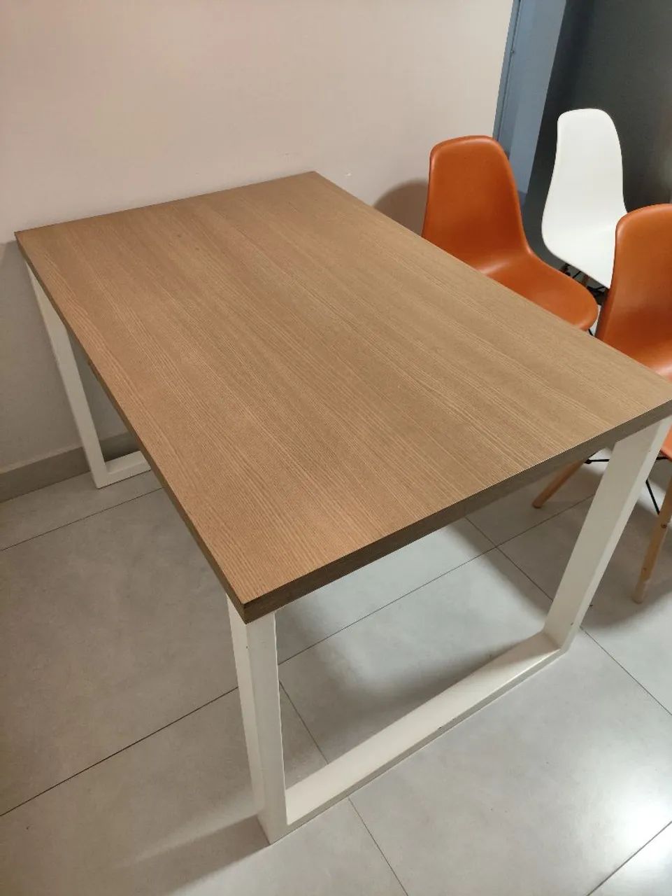 Linda mesa tampo MDF pés metal 