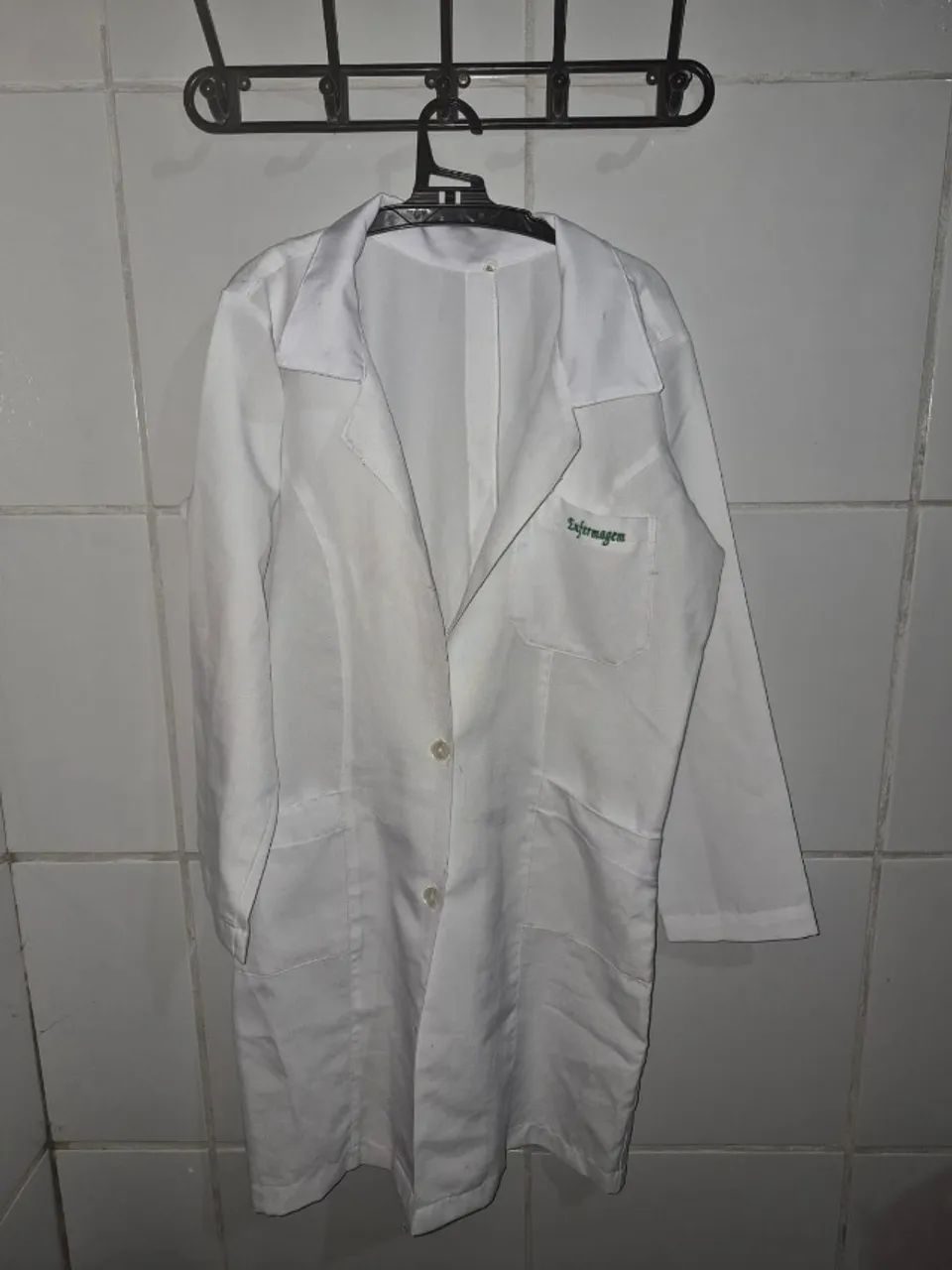 Jaleco com nome ENFERMAGEM bordado.
