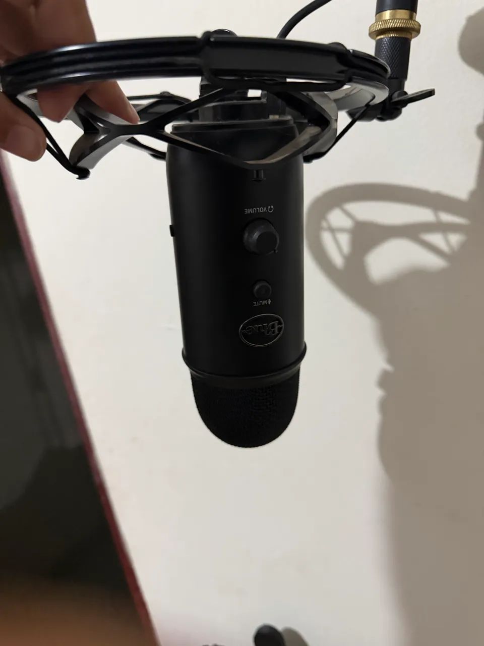 Microfone Blue Yeti com shock mount e braço articulado - Foto 2