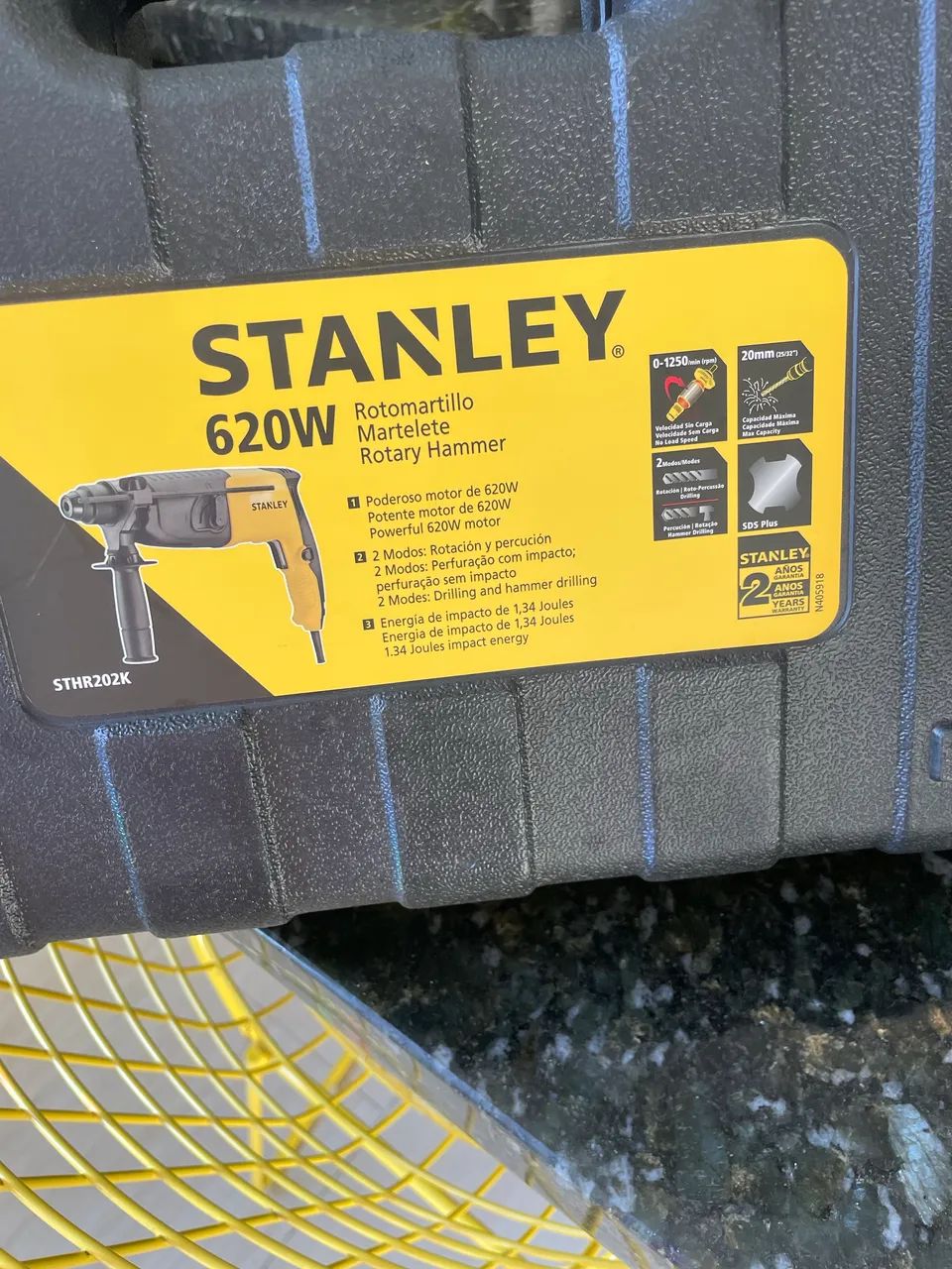 Furadeira com martelete rotativo Marca Stanley semi nova usada apenas 2 vezes
