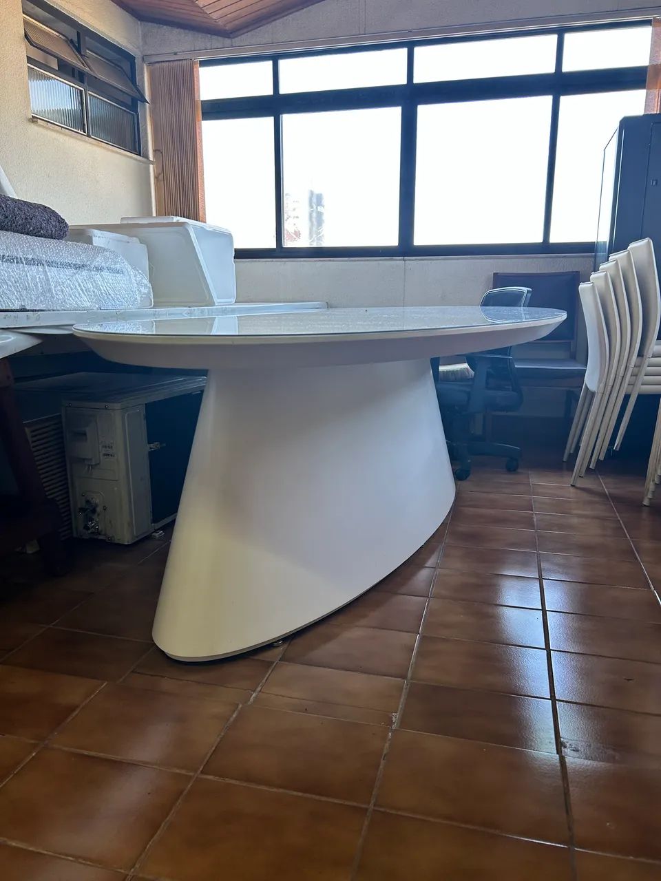 Mesa oval grande em laca branca e vidro - 2,70 m - Foto 2