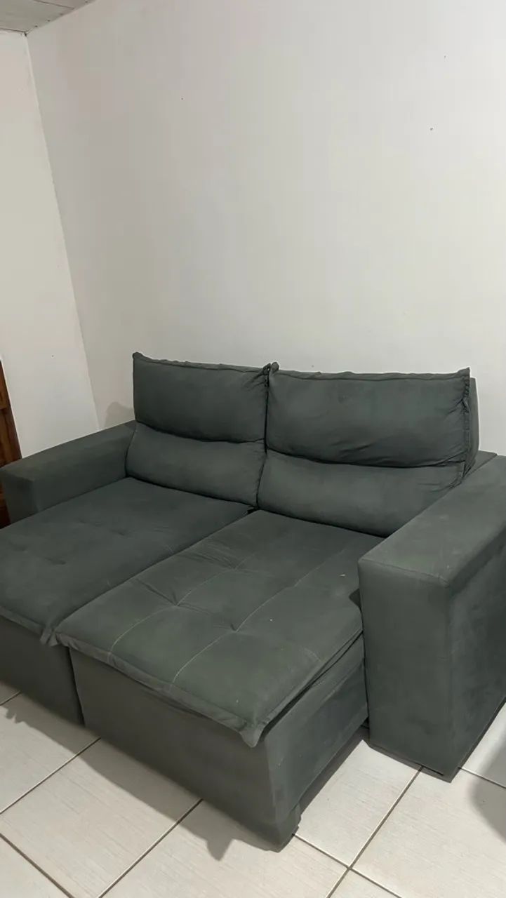 sofá retrátil e reclinável, cinza-chumbo, com braços largos e assentos bem acolchoados