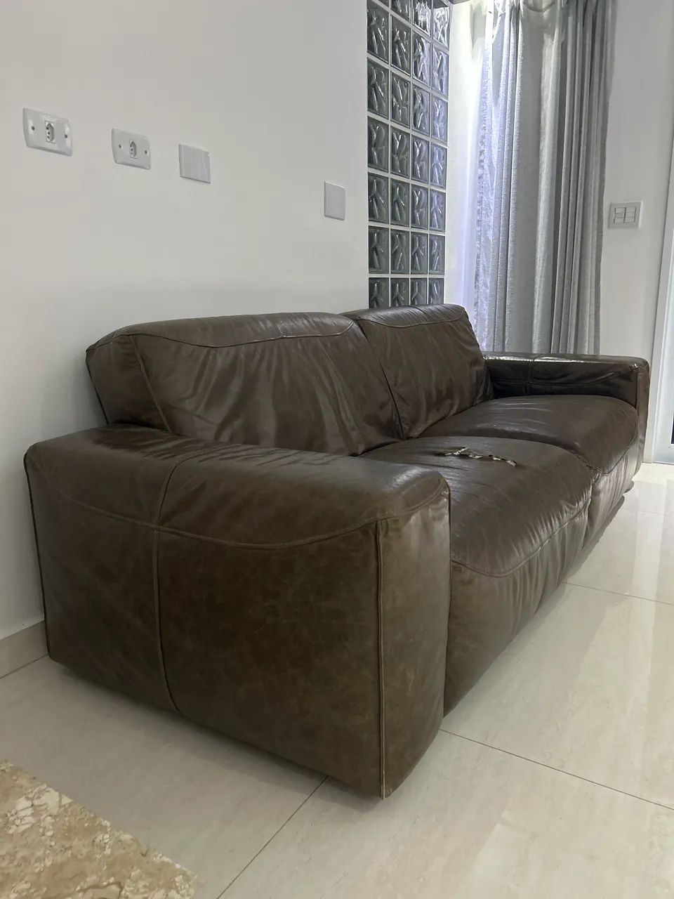 Sofá couro 3 lugares marrom  - Foto 5