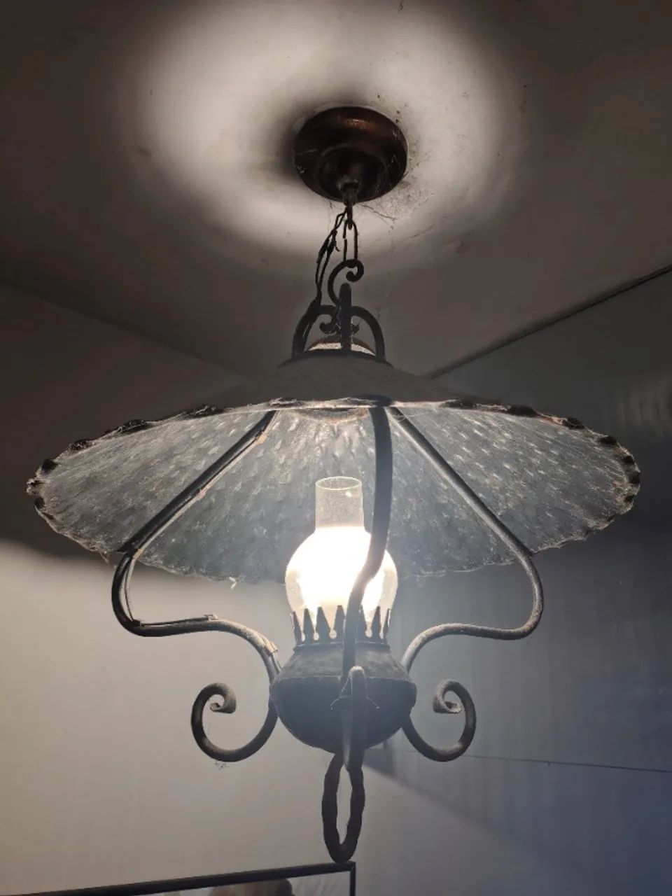 Lustre de ferro rústico 