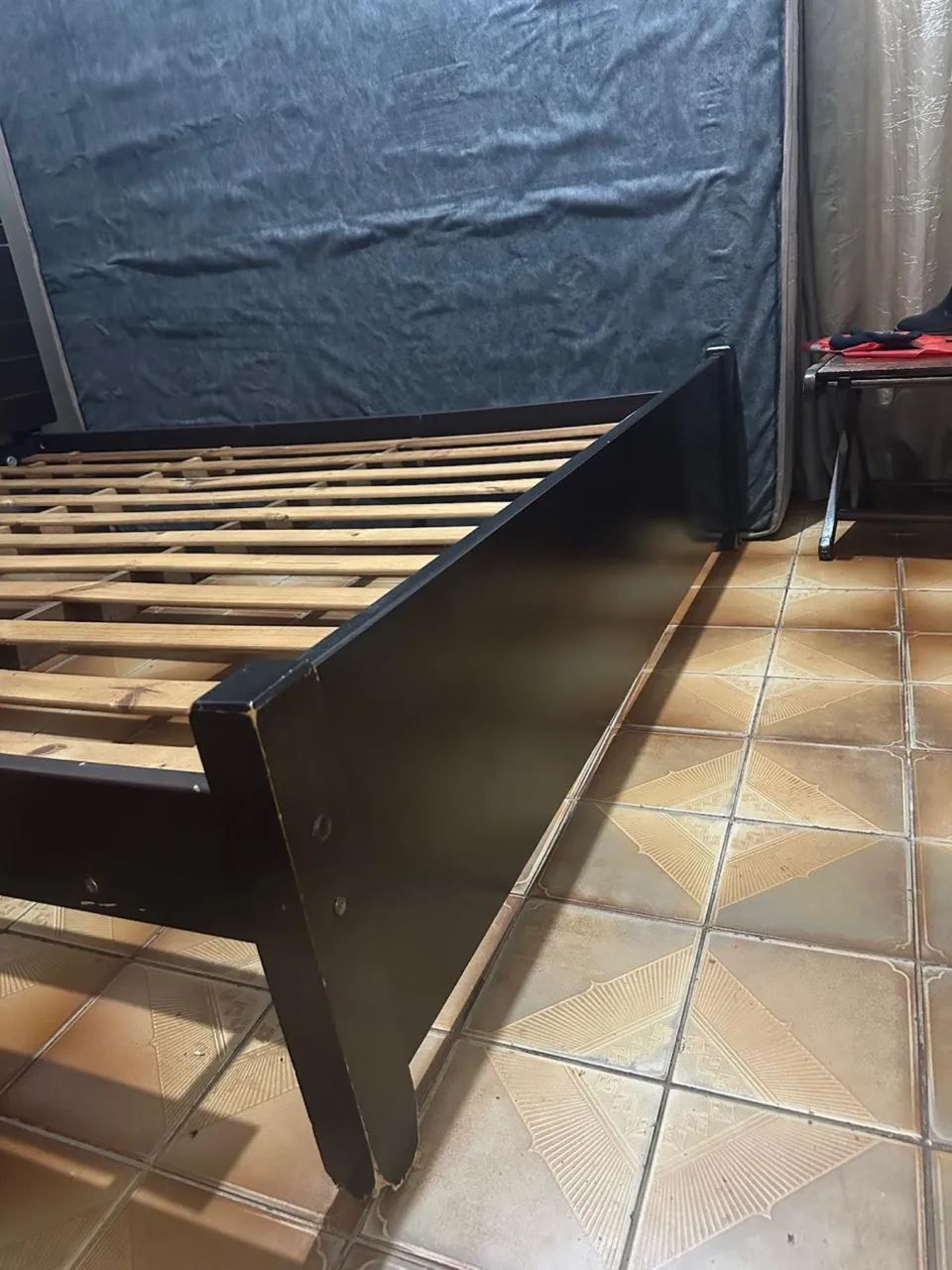 Cama de casal Quim de madeira.