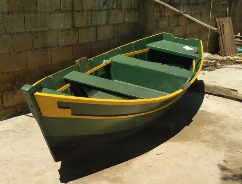 Faço barcos e canoas por encomenda 