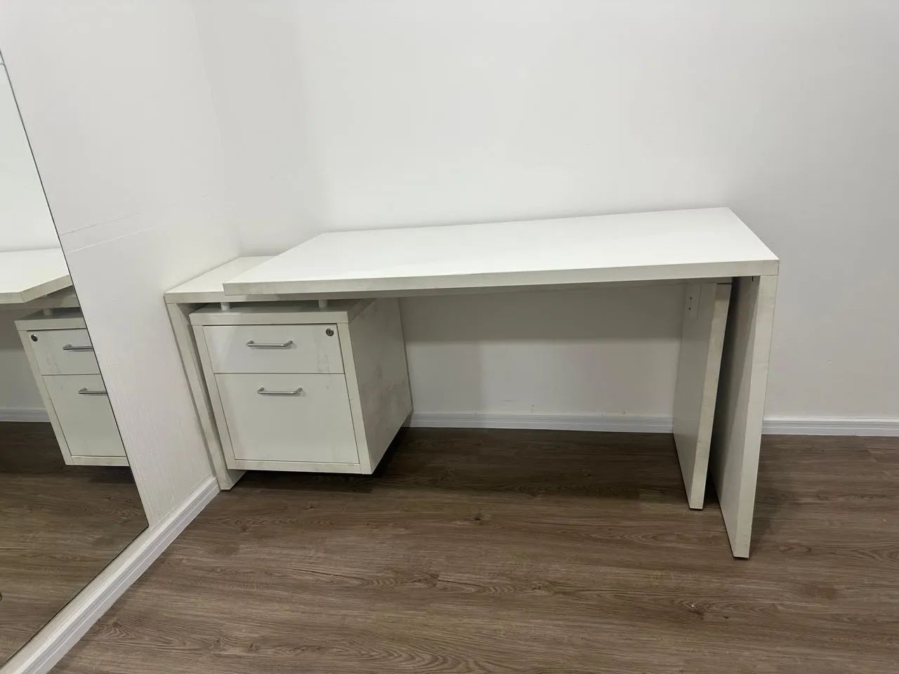 Mesa branca com gavetas  - Foto 2