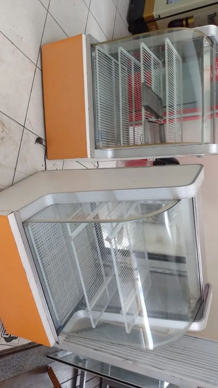 Móveis para estabelecimento comercial.