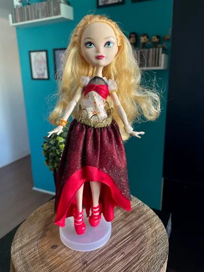 Boneca Apple White Legacy Day Ever After High - Usada