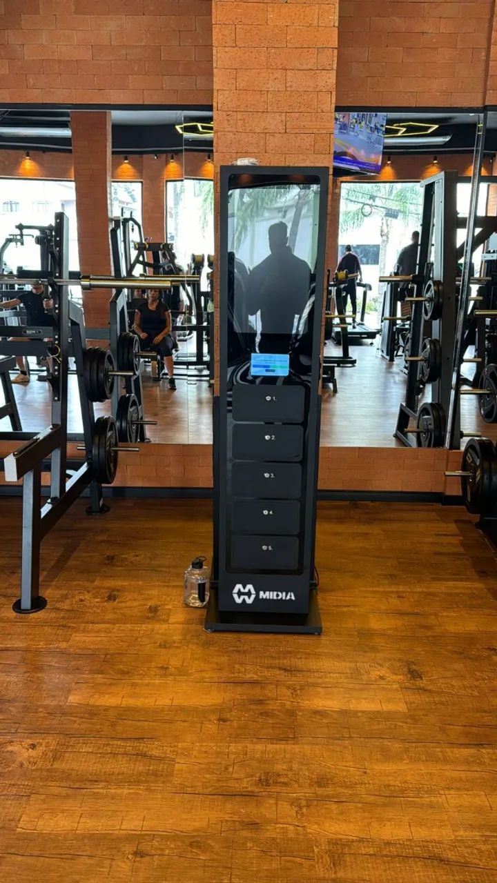 Totem de midia indoor com carregadores de celulares - Foto 3