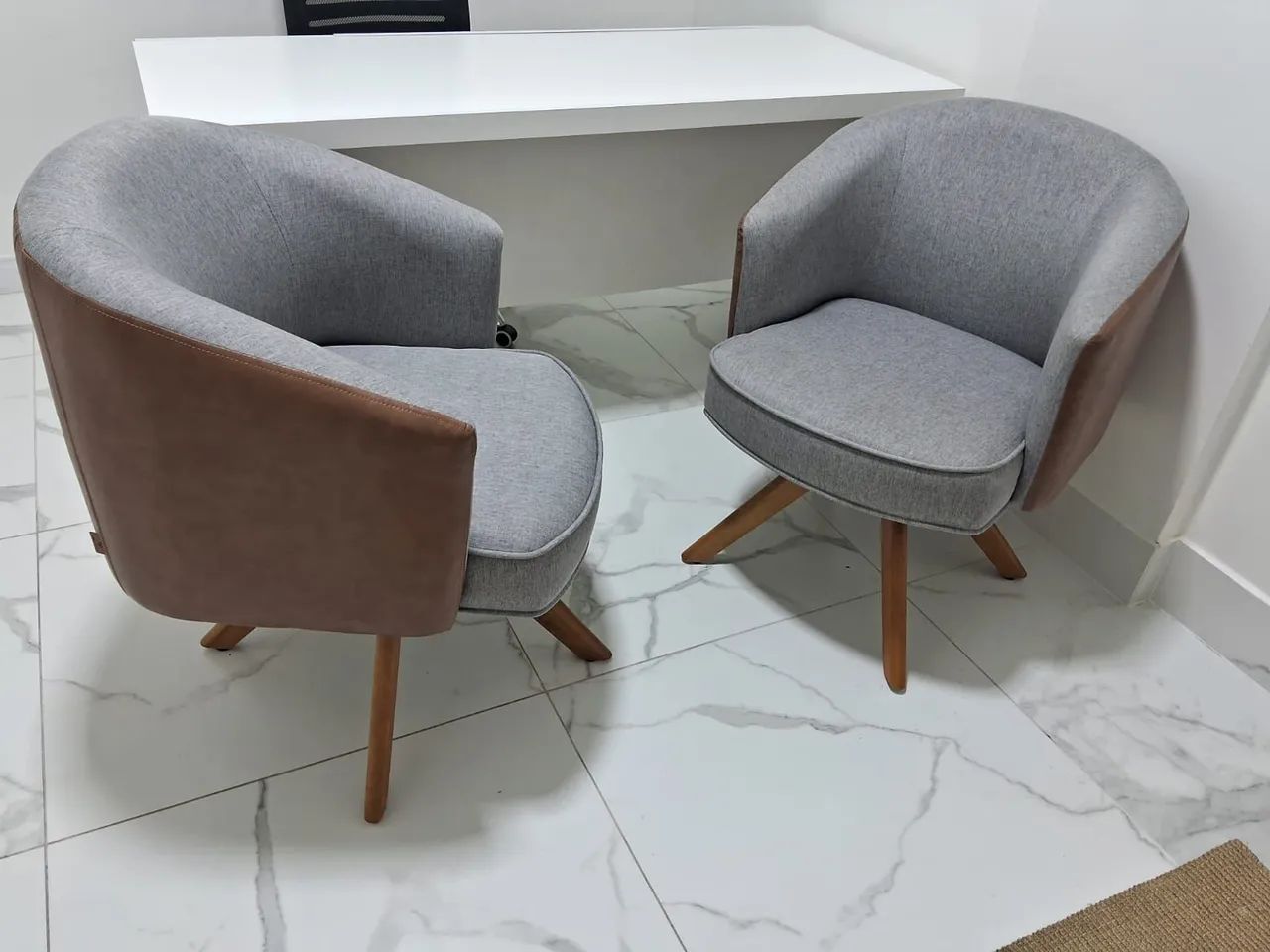Poltronas giratórias couro e tecido (par)