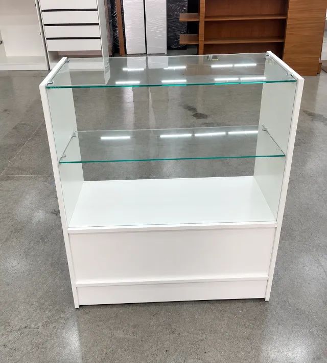 BALCÃO FECHADO VITRINE COM VIDRO SUPERIOR E PRATELEIRA DE VIDRO - 100% MDF 