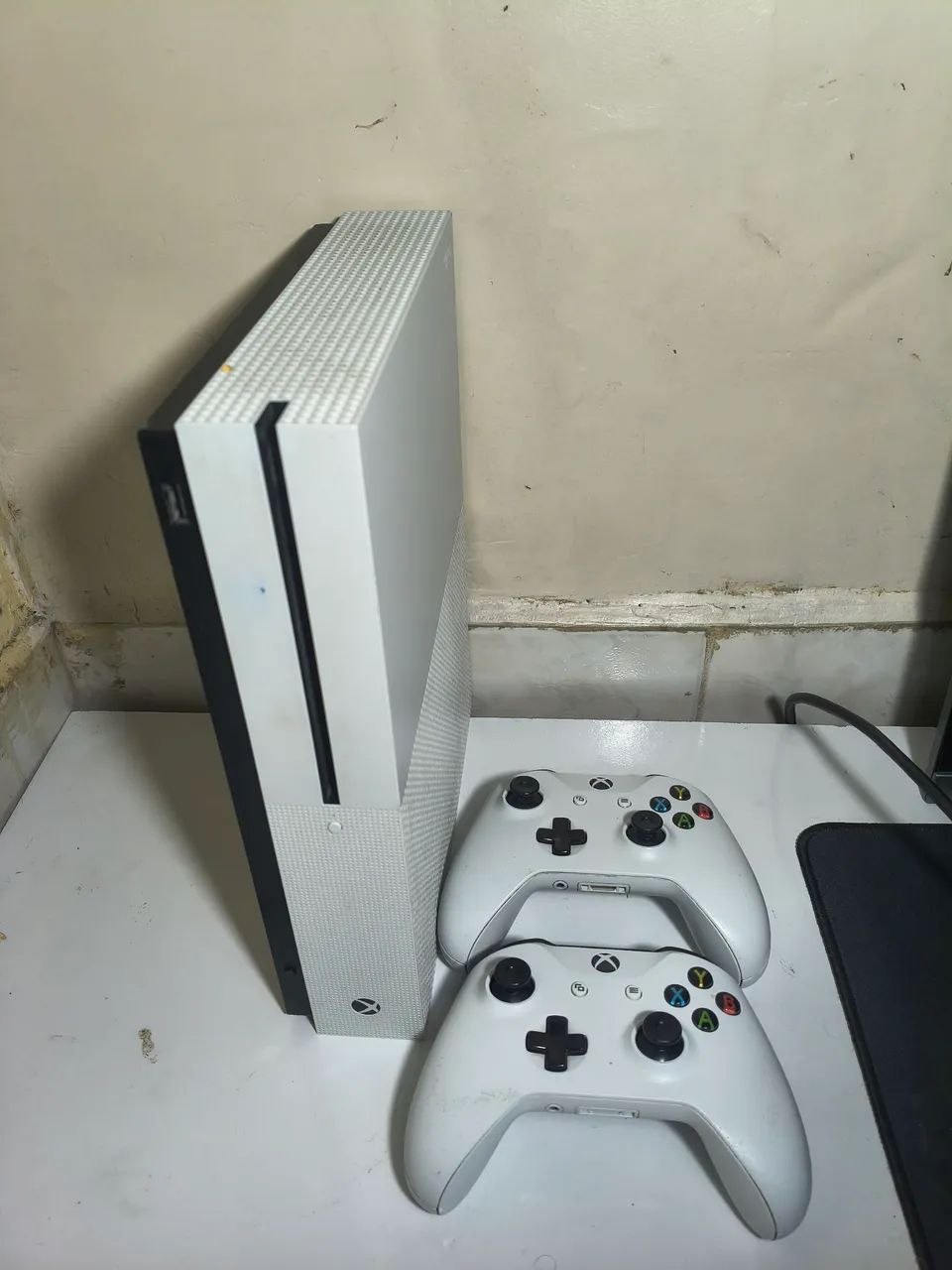 xbox one s com dois controles  - Foto 3