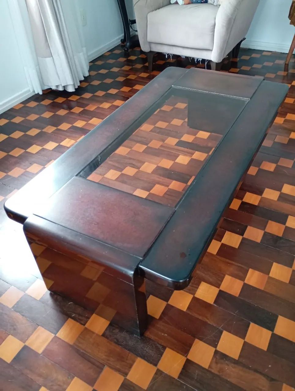 Mesa de centro de madeira com tampo de vidro