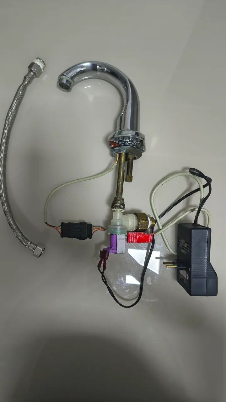 Torneira eletrônica com sensor automático da marca Deca,
