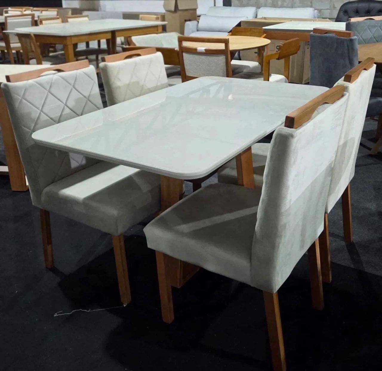 Mesa de jantar com 4 cadeiras 