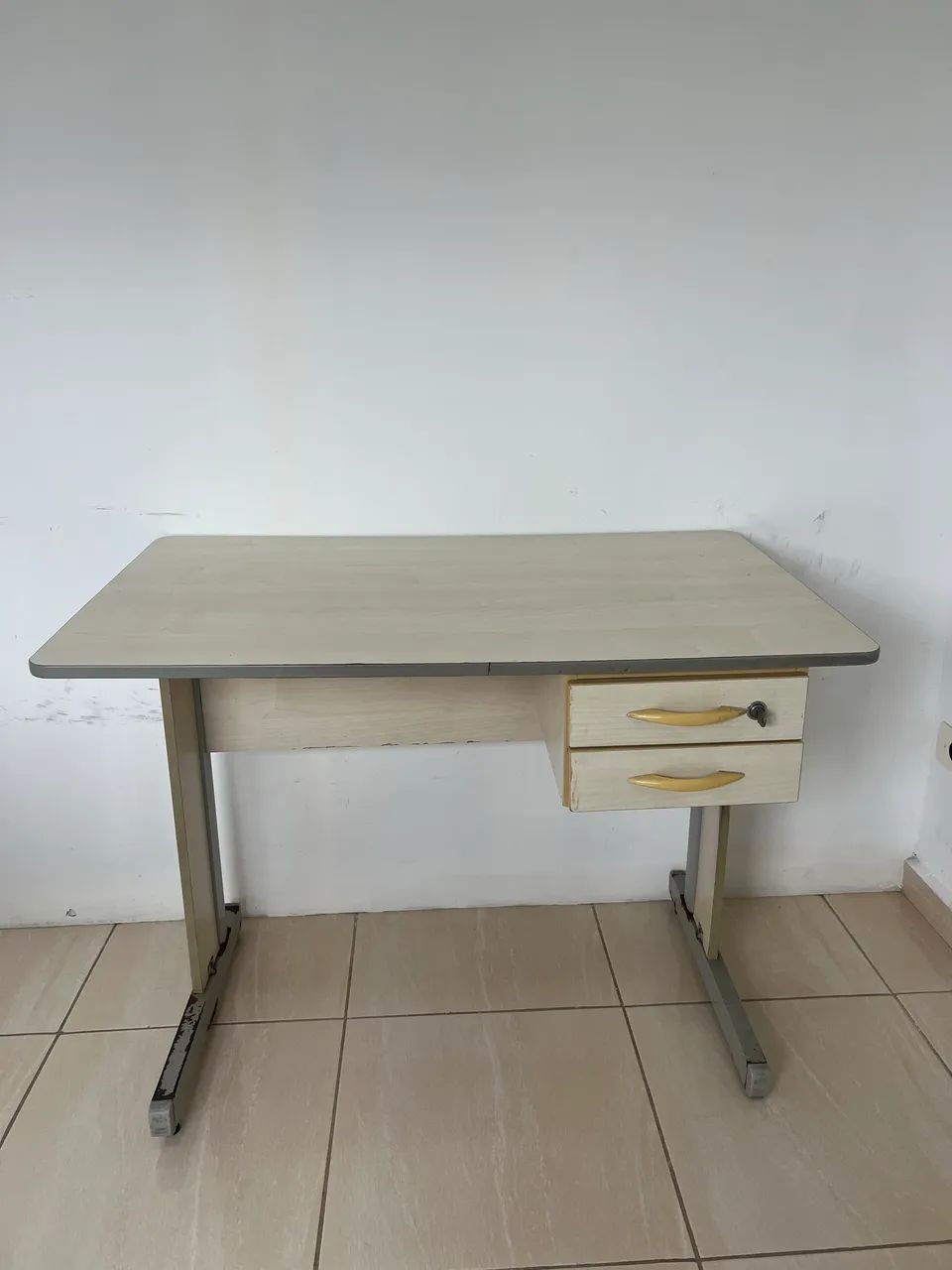 Mesa de Escritório / Escrivaninha com Gaveteiro e Chave (Ótimo Estado)