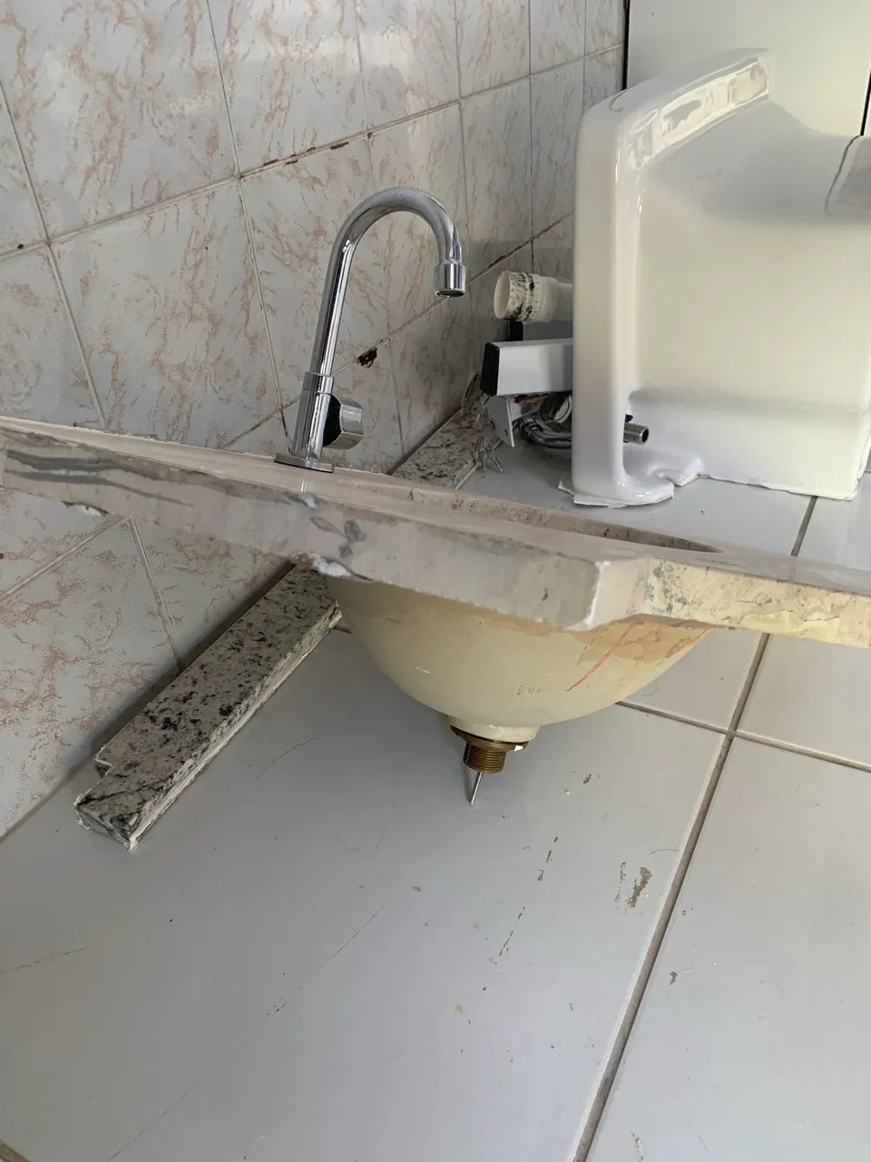 Bancada de Banheiro em Mármore + Cuba Deca + Torneira  - Foto 2