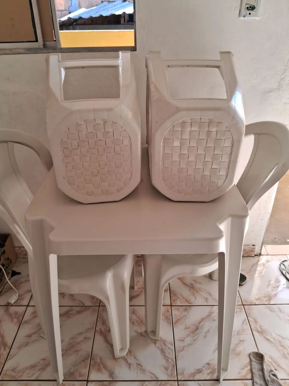 Vendo, mesa,cadeira plástico 150reas. 