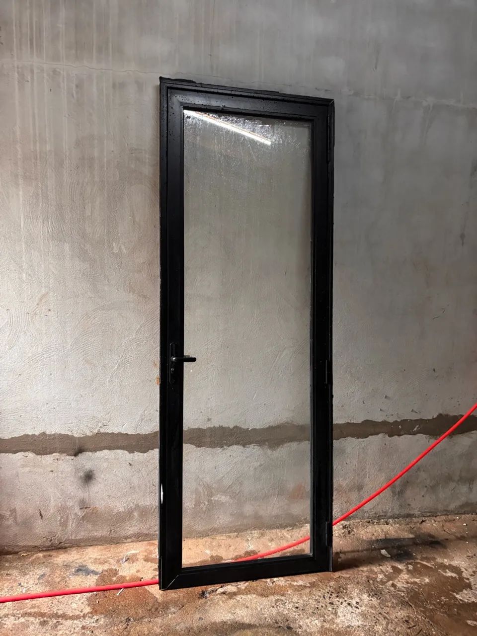 Vendo porta de alumínio e vidro de abrir esquerda  - Foto 2