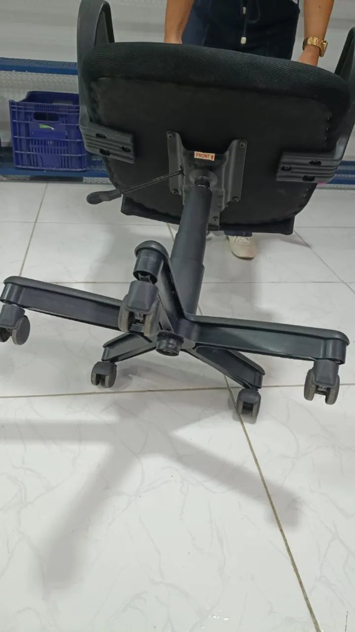 Cadeira de Escritório Ergonômica com Rodinhas - Ótimo Estado - Foto 4