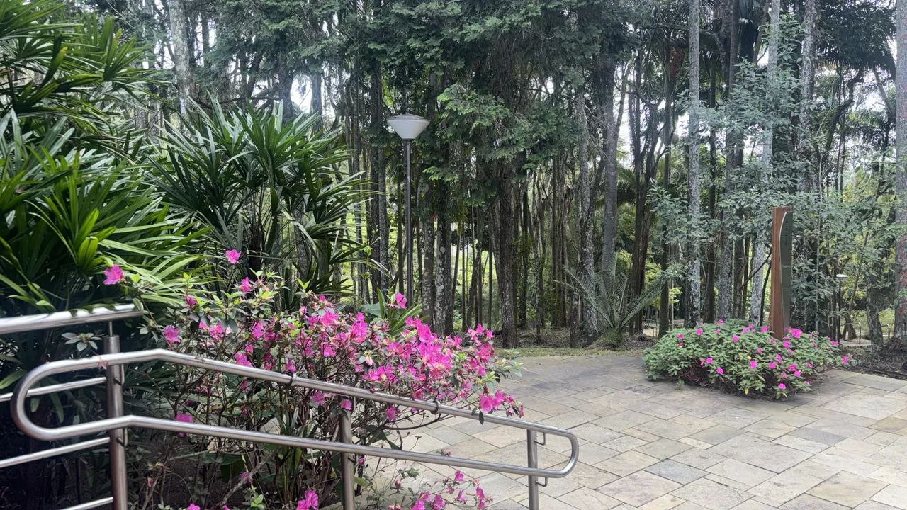 Serviço de caseiro para morar. 