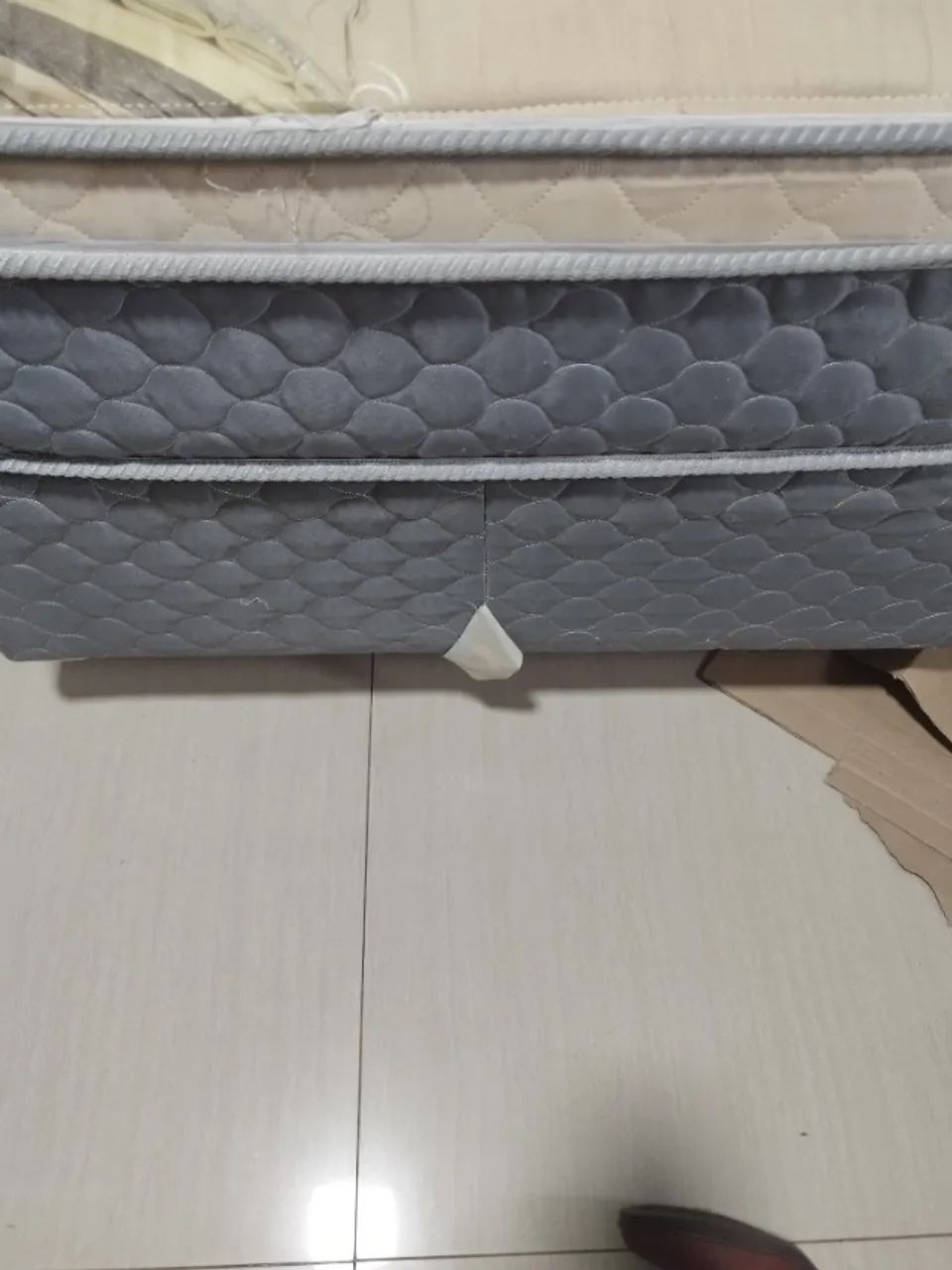 Box e colchão de solteiro 