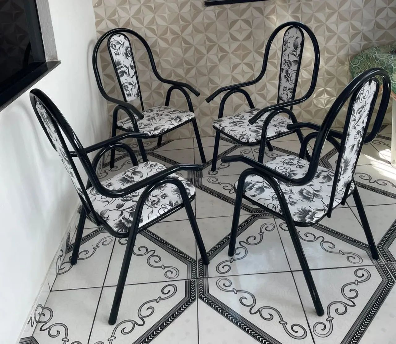 Jogo com 4 Cadeiras Estofadas - R$ 350.