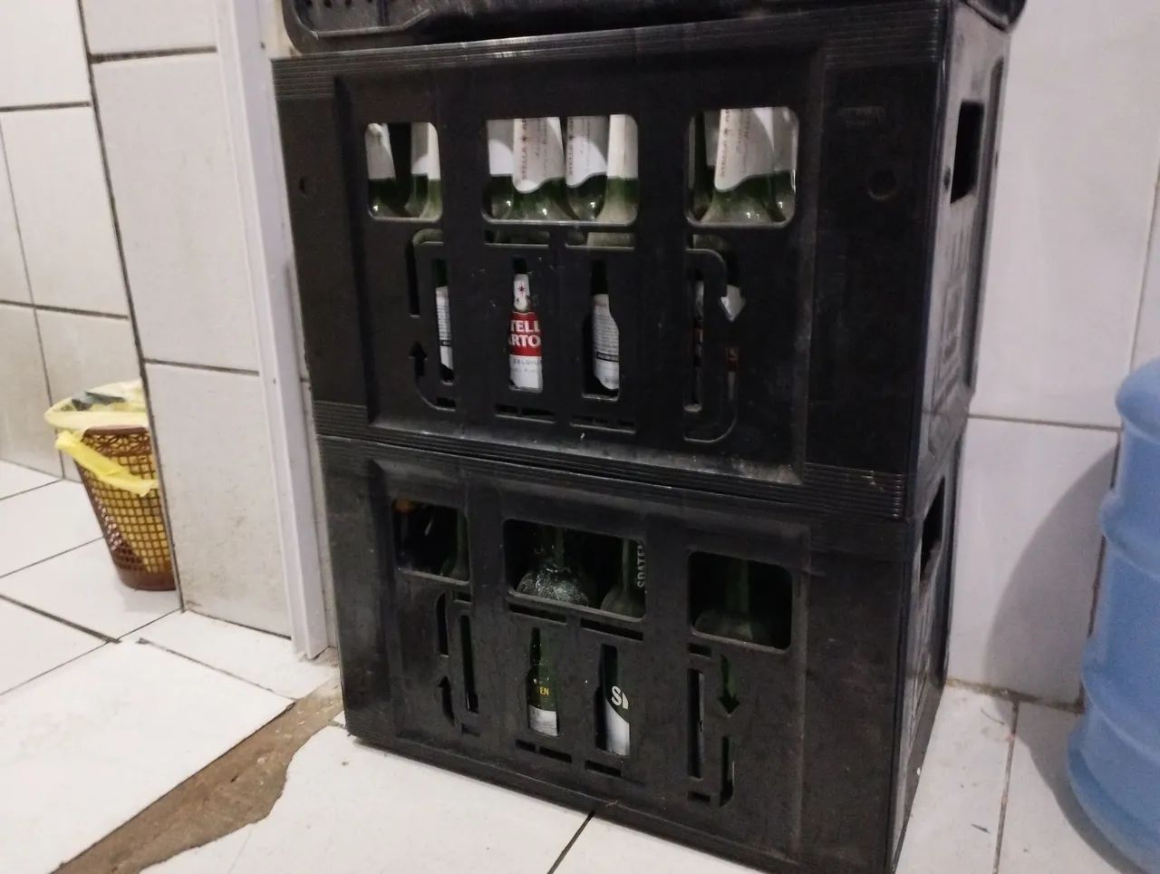Vendo garrafeiras completa de 600ml. (Vazias)
