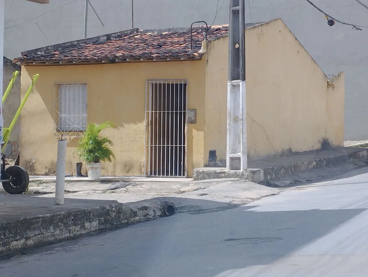 Vende - se casa ,rua principal.