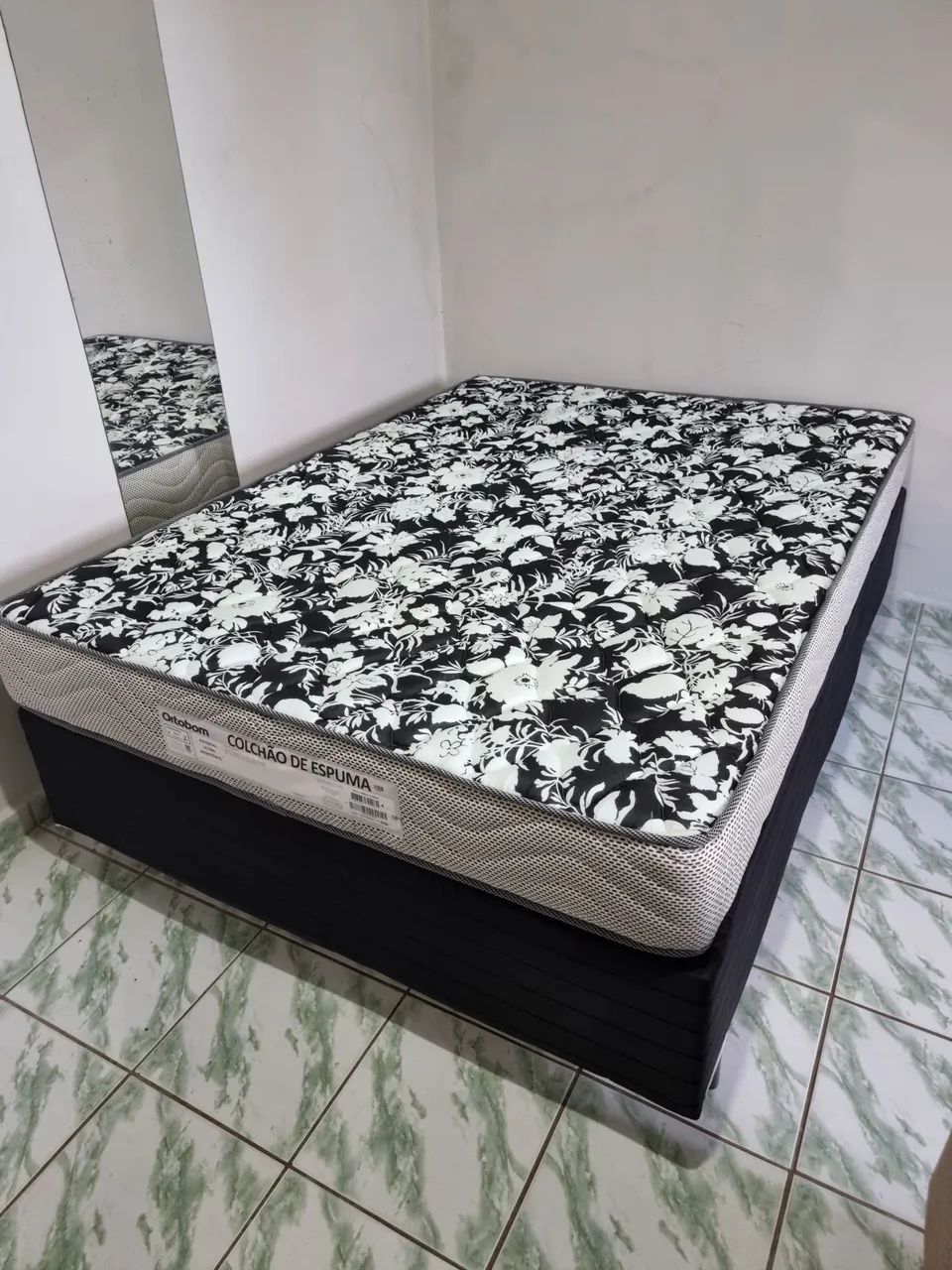 Cama casal completa, Base e colchão Ortobom (NOVA).