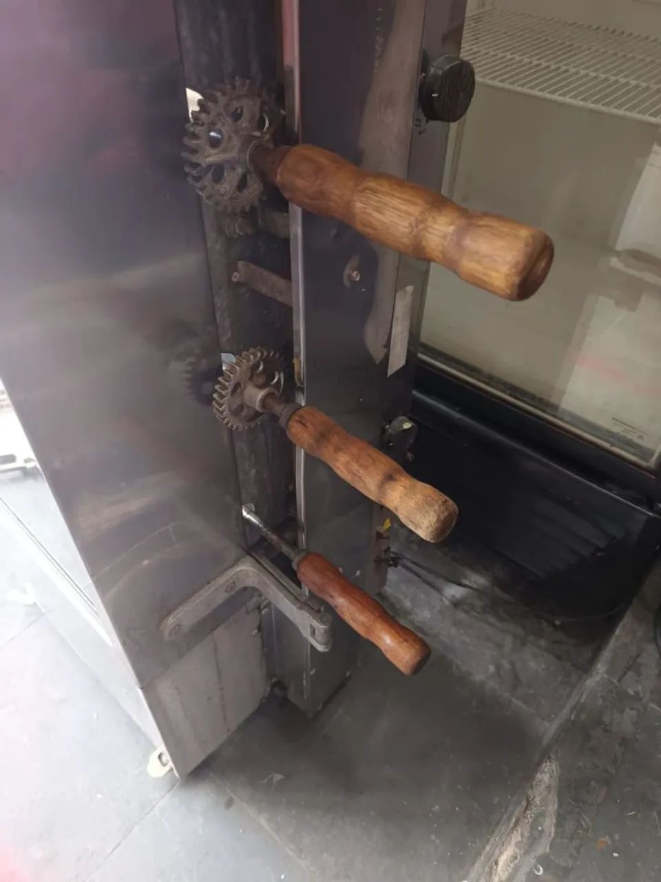 Vendo 2 duas máquinas de assar frango seminovas muito boa só comprar e começar .